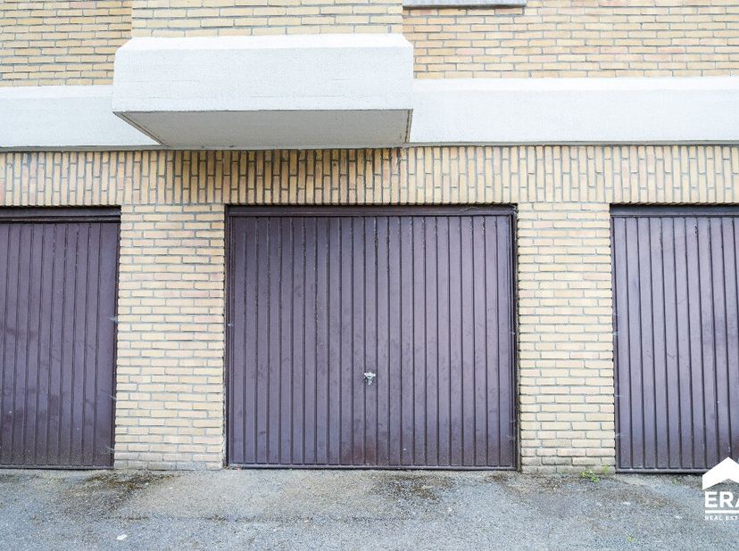 Garage te koop in rustige, groene omgeving  IeperOp zoek naar een veilige en gemakkelijk bereikbare parkeer- of opslagplaats? Deze garage is gelegen i