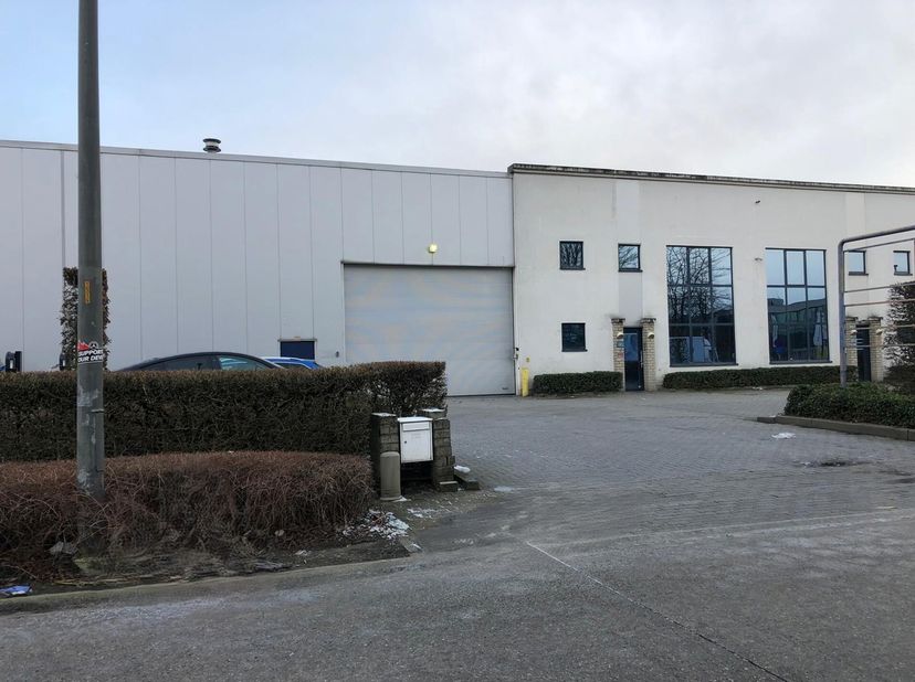 magazijn 617m² met kantoorruimte/showroom van 226m² verspreid over 2 verdiepingen&lt;br /&gt;
- nabij afrit E313 te Wommelgem.&lt;br /&gt;
- magazijn: 617m²&lt;br /&gt;