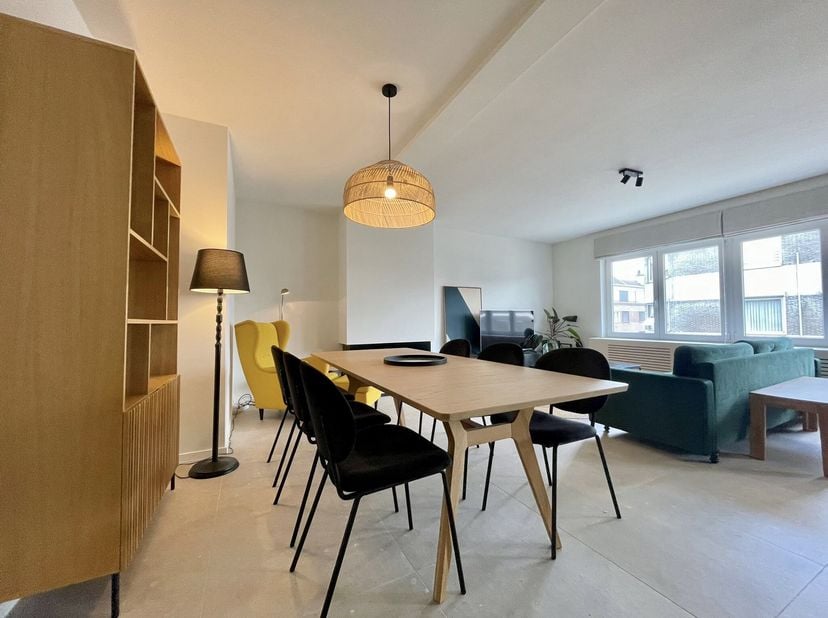 Ce confortable appartement de trois chambres est situé dans un endroit calme près du centre de Hasselt. &lt;br /&gt;
Disposition:&lt;br /&gt;
Étage +2:&lt;br /&gt;
- Ha