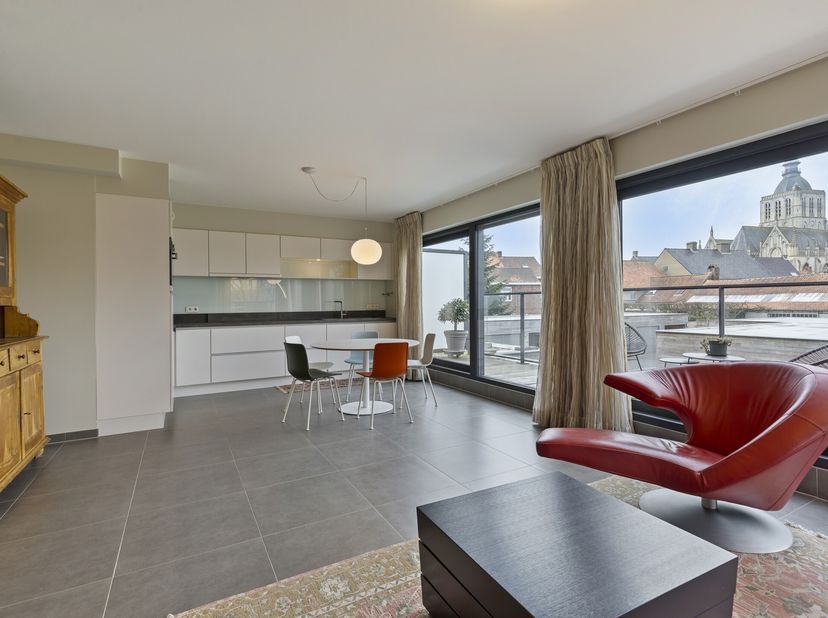 Ontdek dit prachtige appartement (bouwjaar 2016) te koop met twee slaapkamers, gelegen in een rustige straat, op wandelafstand van het centrum en de G