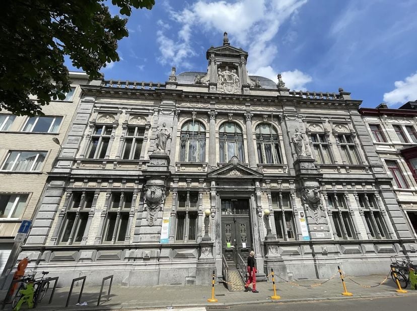 Monumentaal gebouw te huur gelegen op AAA locatie.&lt;br /&gt;
Het gelijkvloers is ca.2800m2 groot en verdeeld over verschillende ruimtes en lokalen.&lt;br /&gt;