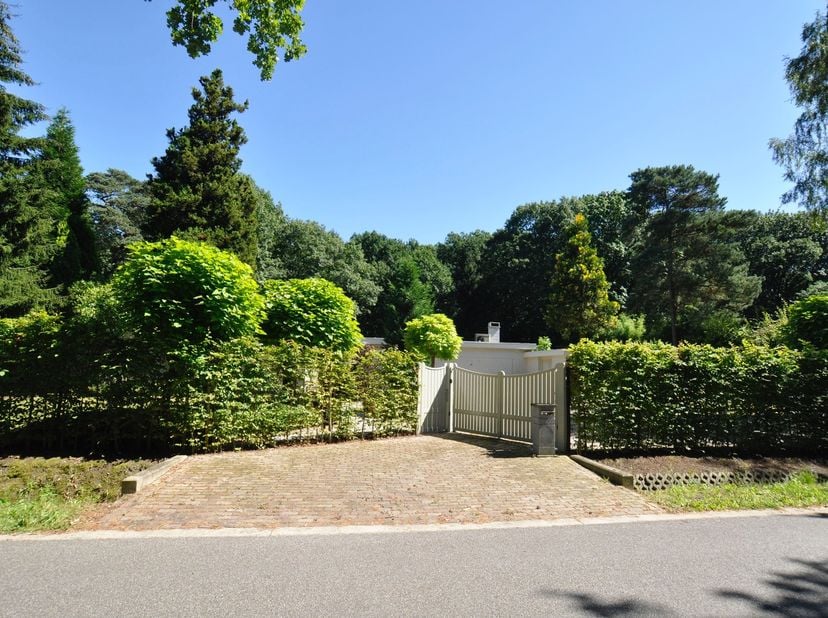 Sfeervolle villa-bungalow gelegen op een schitterend perceel van 23a 29ca (2.329 m²), op een unieke, residentiële locatie in de villawijk &quot;Zilverkust&quot;