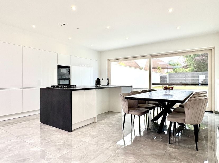 Compleet gerenoveerde woning met uitweg, 2 badks, Â slks en tuin.&lt;br /&gt;
Deze instapklare maar vooral totaal gerenoveerde woning staat te koop in de&lt;br