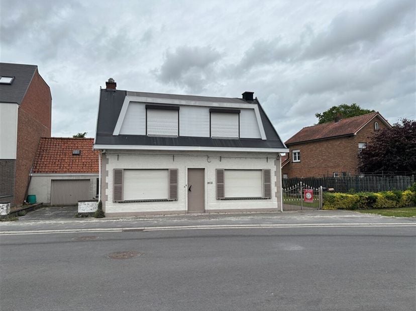 TE KOOP: Te renoveren woning &lt;br /&gt;
Deze volledig te renoveren woning is gelegen langsheen de Maldegemseweg met vlotte verbinding naar het centrum van