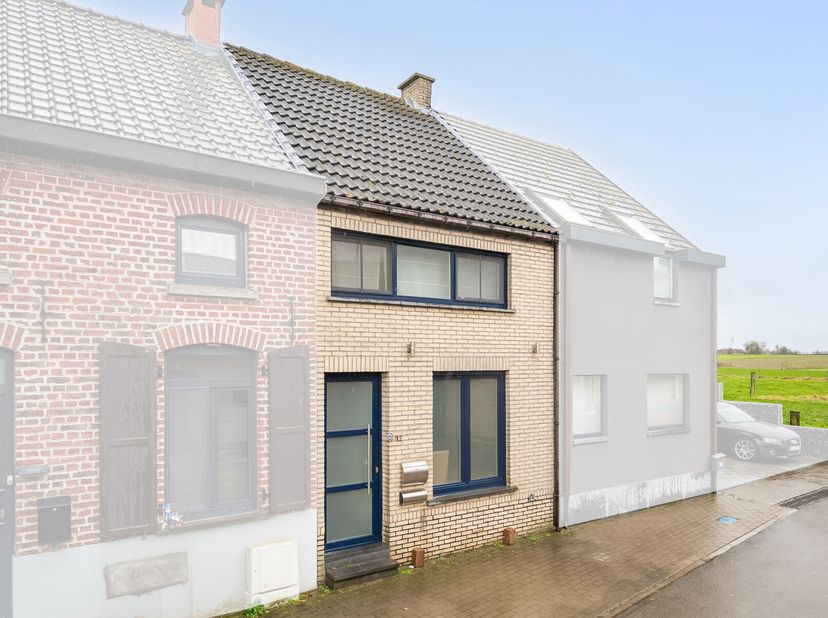 Gelegen in een deelgemeente van Ninove, in een rustige doodlopende straat, biedt deze woning een perfecte thuis voor wie op zoek is naar comfort en ru
