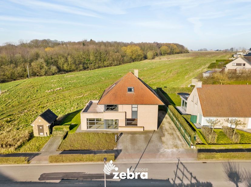Vlak bij het centrum van Tielt vindt u deze recente en instapklare kantoorruimte met een ruim duplex-appartement met drie slaapkamers. Dit eigendom is
