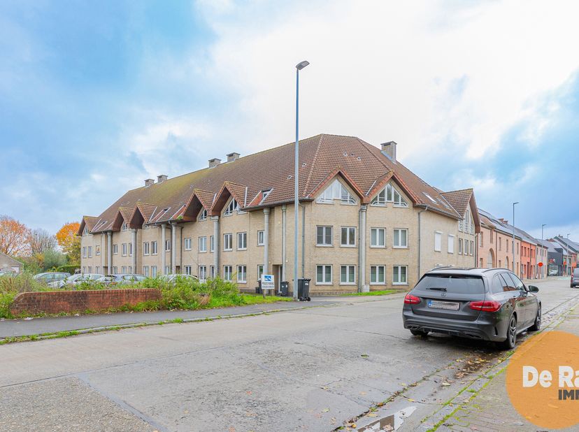GIJZEGEM - Dit appartement, gelegen op de eerste verdieping, bevindt zich in een deelgemeente van Aalst. Winkels, scholen openbaar vervoer en het cent