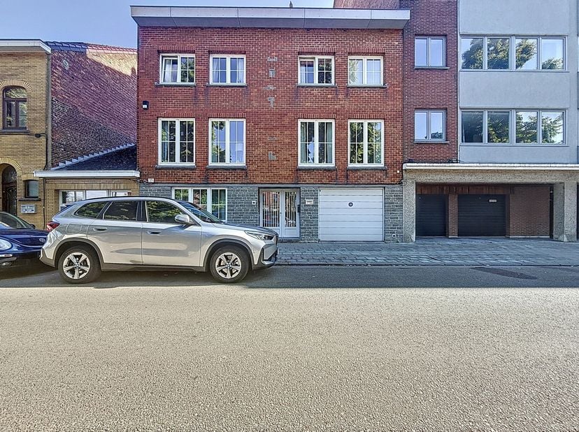 MONS / Gemeubileerd kantoor gelegen op de begane grond van een klein gebouw met 3 verdiepingen, inclusief een fietsenstalling. Functioneel ingericht,