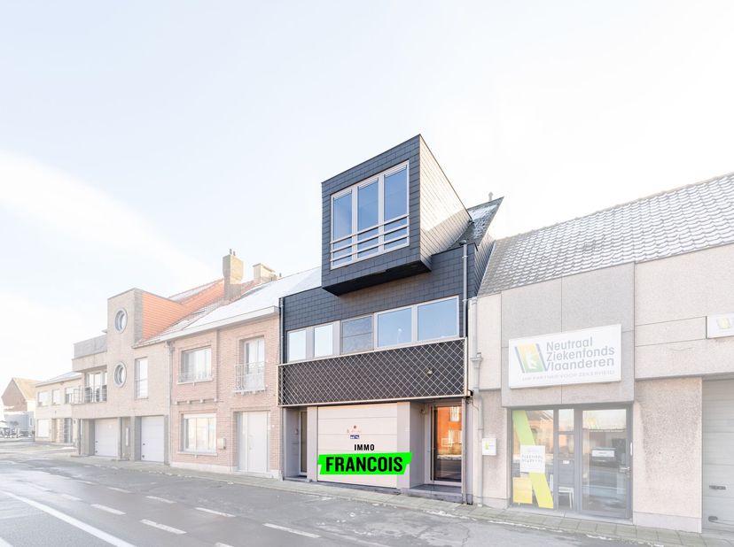 Cette spacieuse maison avec espace de bureau est la propriété idéale pour ceux qui cherchent à combiner vie et travail, et elle se trouve à Bambrugge