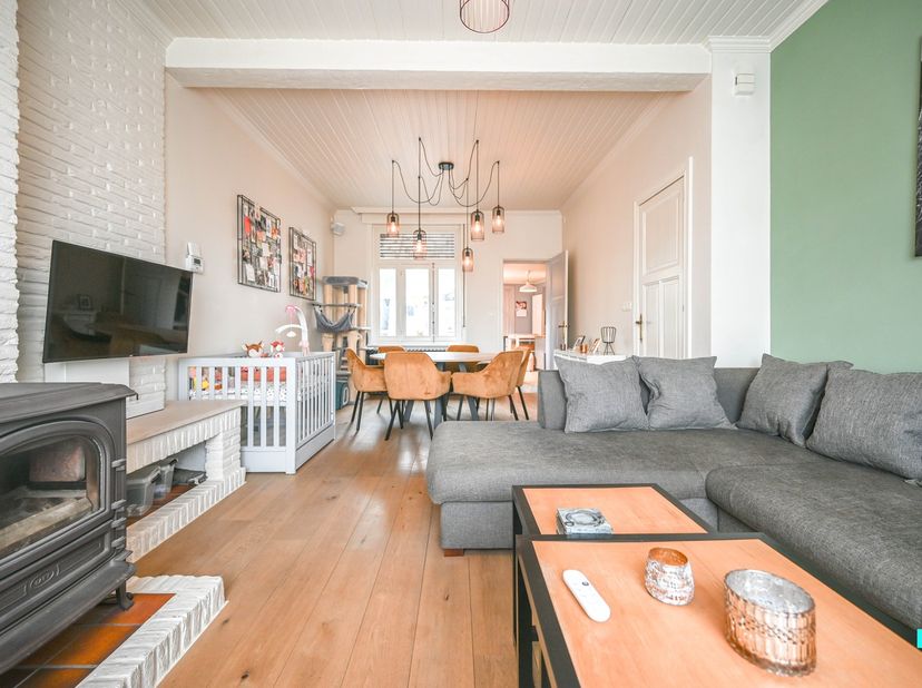 Deze charmante gerenoveerde woning met een bewoonbare oppervlakte van ca. 140 m² (volgens EPC-attest - excl. garage) is gelegen op een zuid georiëntee