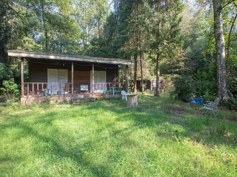 PERCEEL BOUWGROND met verblijf -  &lt;br /&gt;
 &lt;br /&gt;
Een perceel bouwgrond met eropstaand vakantieverblijf, groot 69a 46ca. &lt;br /&gt;
Gelegen in Woonpark en