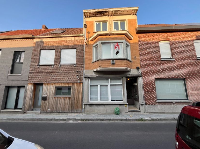 Dit pand was oorspronkelijk verdeeld in vier appartementen, maar is inmiddels volledig omgebouwd naar één woning. Er kunnen in totaal vier slaapkamers