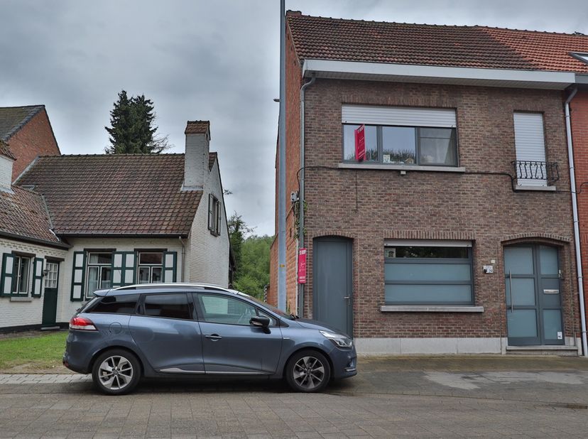 Ben je op zoek naar een stijlvolle, instapklare woning in het charmante Mariekerke, vlak aan de dijk? Zoek niet verder – deze eigentijdse woning heeft