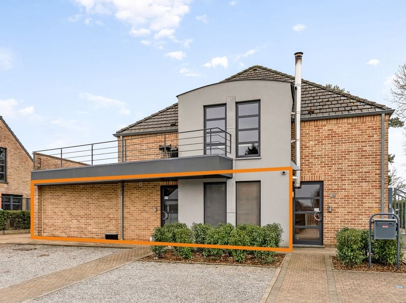 UNIEK AANBOD! Deze prachtige woning met inpandige garage en riante bedrijfshal van circa 200m2 biedt alle ruimte en comfort die u zoek. Gelegen op een
