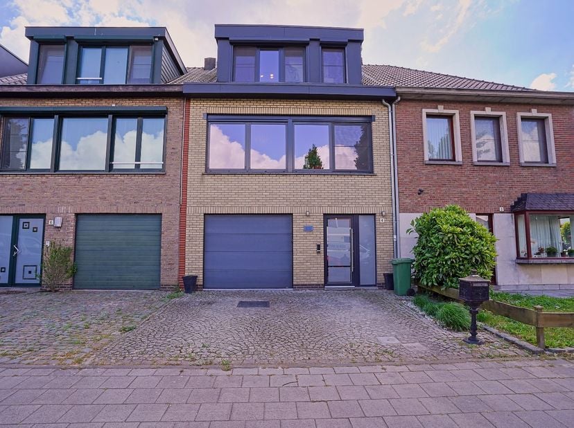 Welkom in deze charmante en perfect onderhouden bel-etagewoning, gelegen in een van de meest gezochte wijken van de Schelle. Hier geniet je van absolu