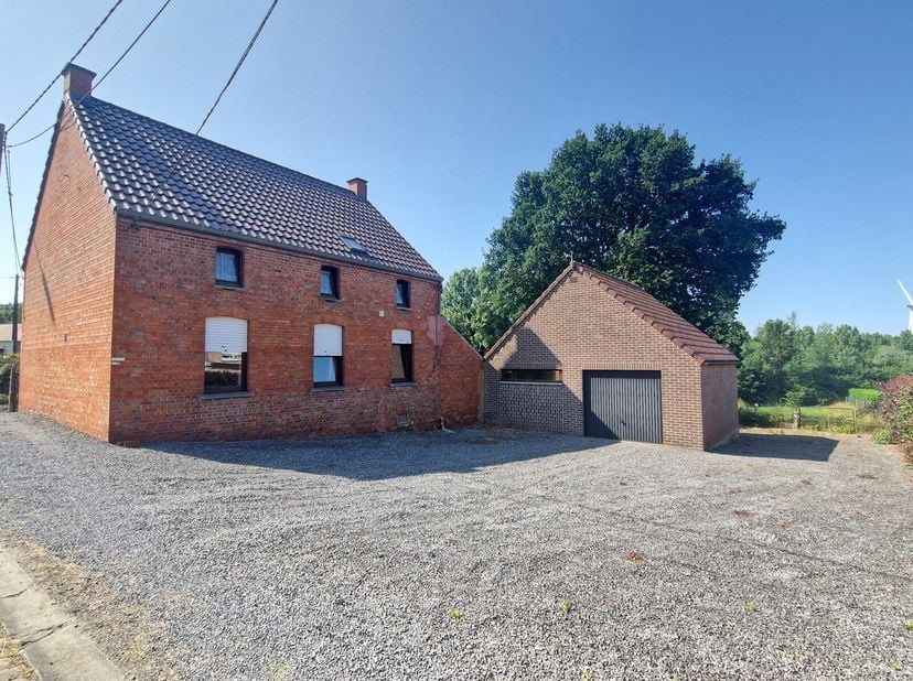 Liefhebbers van natuur, ruimte en rust? Dan is deze prachtige open bebouwing geknipt voor u! Gebouwd op een ruim perceel van 86 are en 20 centiare, bi