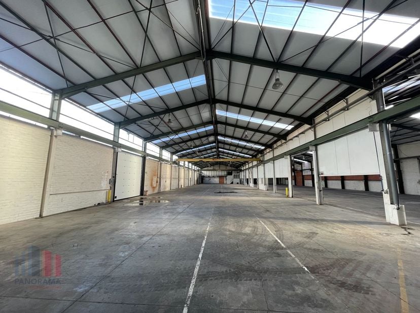 Magazijnruimte met een oppervlakte van 2.750 m² in combinatie met een verhard buitenterrein van +/- 800 m² te huur in Ardooie. &lt;br /&gt;
&lt;br /&gt;
De loods
