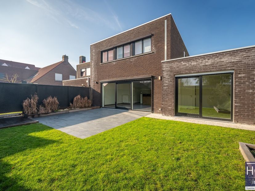De ligging&lt;br /&gt;
Deze instapklare &amp; ruime halfopen bebouwing is rustig gelegen te Waregem doch vlakbij allerhande winkels en overige faciliteiten.  Da