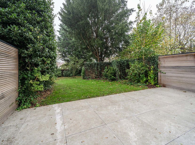 Dans un quartier recherché d&#039;Uccle, à proximité immédiate des transports et des commerces du Fort-Jaco, appartement duplex en rez-de-chaussée neuf d&#039;u