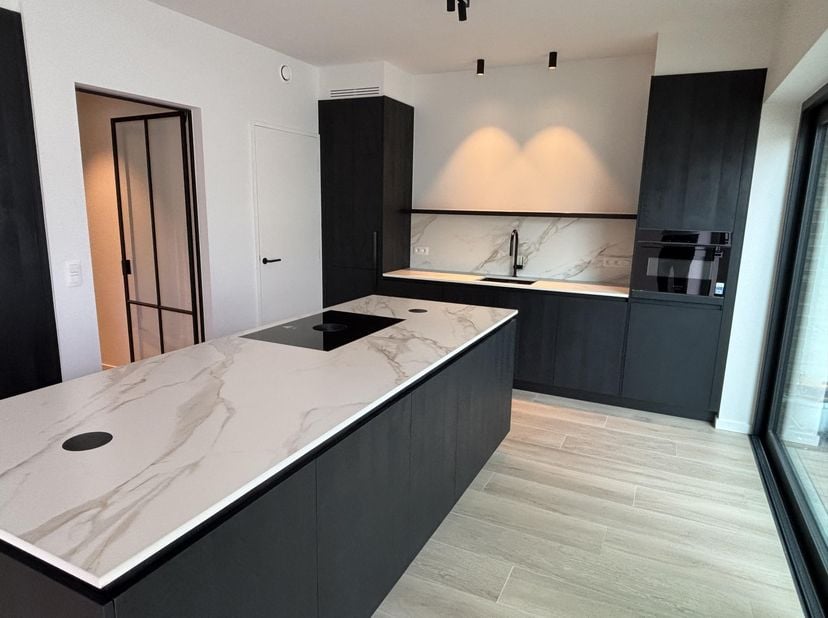 TE HUUR: nieuwe woning in het centrum van Knokke.&lt;br /&gt;
Deze instapklare woning is gelegen in het Oude Knokke op wandelafstand van het Gemeenteplein e