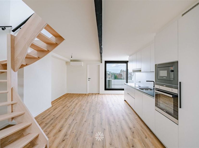 TE HUUR. Volledig gerenoveerd en energiezuinig drie-slaapkamer appartement, op gunstige ligging in Gent&lt;br /&gt;
Belangrijkste troeven:&lt;br /&gt;
-Grote fiet