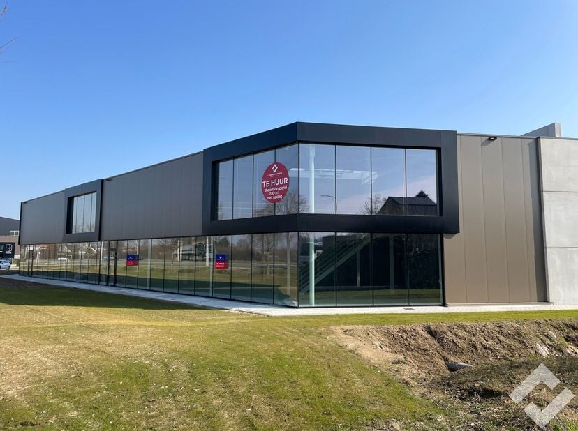 Dit nieuwbouw showroompand bevindt zich op een uitgelezen locatie aan een drukke doorgaande weg en vlak bij de turborotonde in Dilsen-Stokkem. De loca