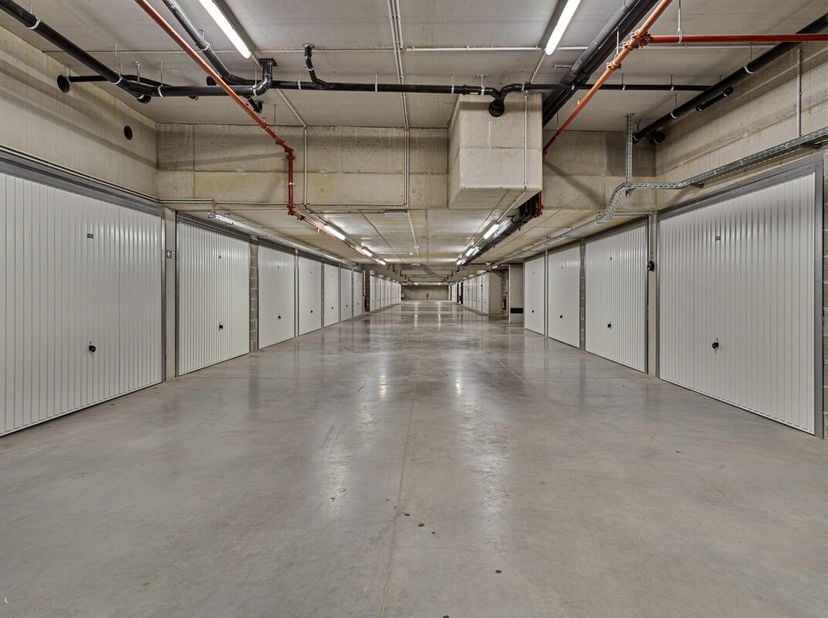Ondergrondse garagebox te koop in het parkeercomplex &#039;Gulden Roos&#039; te centrum Brugge. Het complex is bereikbaar via Rozendal en neemt uitgang van de G