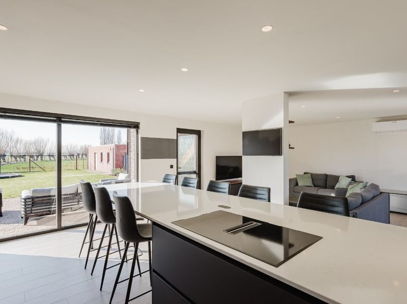 LiggingDeze absolute topwoning is gelegen langs één van de belangrijkste invalswegen in Assenede. U beschikt over tal van vlotte en veilige verbinding