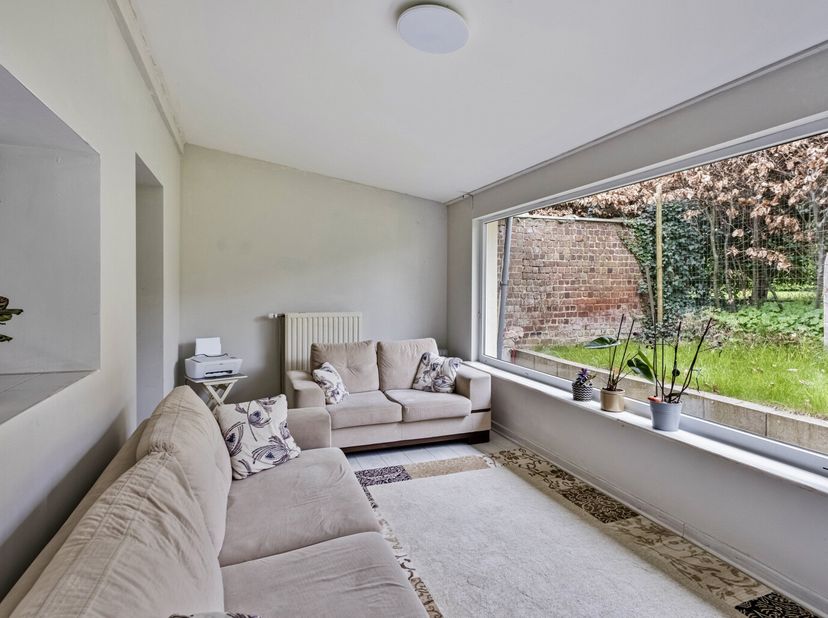 Deze woning i bevindt zich in Haasrode, een deelgemeente van Oud-Heverlee. De woning biedt fijne leefruimtes op het gelijkvloers en 3 kamers op de ver