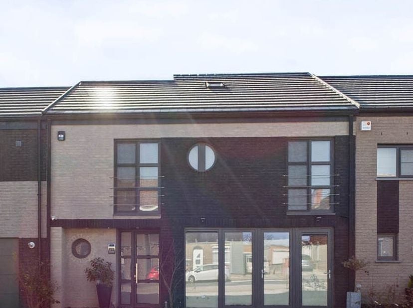 À Vendre : Maison moderne 3 chambres avec jardin !&lt;br /&gt;
Située 184, rue de Trazegnies, 7160 Chapelle-Lez-Helaimont. Cette maison récente de 2017 comb