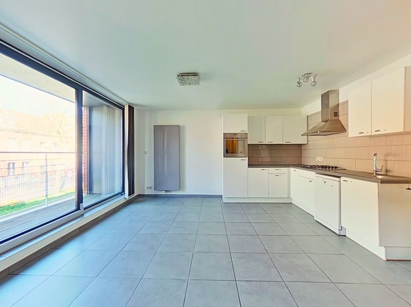 Bel appartement 1 chambre d&#039;environ 50m2 avec balcon à 2 pas du centre ville. Cet appartement se compose d&#039;un hall d&#039;entrée, une chambre lumineuse, un