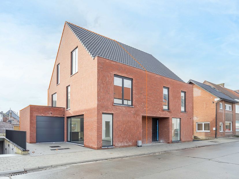 Dans la perle des Ardennes flamandes, Audenarde, se trouve cette maison nouvellement construite et économe en énergie. La propriété est située dans la