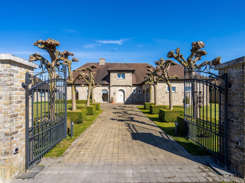 Découvrez cette belle villa qui respire la classe et la solidité, idéalement située pour ceux qui veulent concilier vie et travail. Une opportunité ab