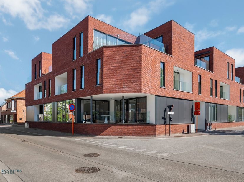 In het centrum van Begijnendijk bevindt zich dit energiezuinig gelijkvloers appartement met 2 slaapkamers en zuidgericht terras. U bevindt zich hier o