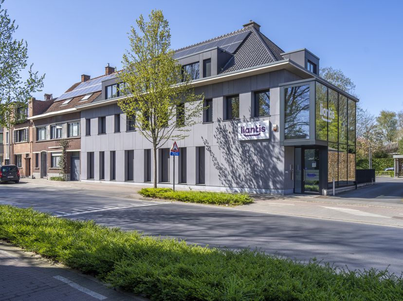 Situé au centre d&#039;Izegem, cet immeuble de bureaux moderne, lumineux et durable d&#039;une surface utile d&#039;environ 796 m² et d&#039;un parking privé pour 18 voit