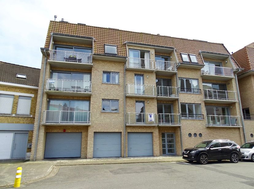 Dans la résidence Zandbank qui se situe au coin de la rue d&#039;Eglise et Kruisstraat nous vous offrons un garage exceptionnel  spacieux de 6,27m de longu