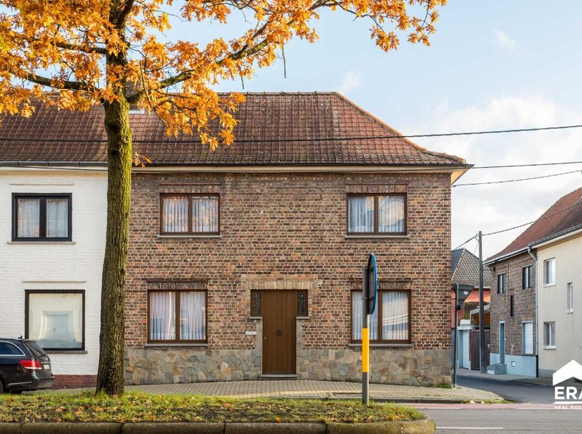 À propos de la maison :Maison mitoyenne de 96 m², construite entre 1919 et 1930, alliant charme et confort. Sur une parcelle de 214 m², elle est équip