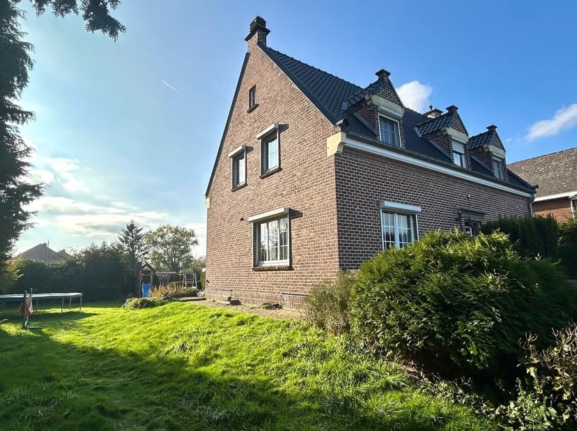 Tussen Leuven en Kampenhout Sas treft men langs de Mechelsesteenweg deze instapklare en zeer ruime woning met prachtige tuin.&lt;br /&gt;
De alleenstaande w