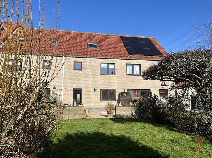Toffe be-étage woning op een mooi zuidgericht perceel met garage en 3 slaapkamers. &lt;br /&gt;
Dit pand omvat een inkomhal met vestiaire, gastentoilet, was