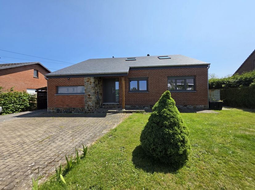 Située dans un quartier calme du charmant village de Petithan, à quelques minutes de Durbuy, cette maison 4 façades offre une réelle possibilité de vi