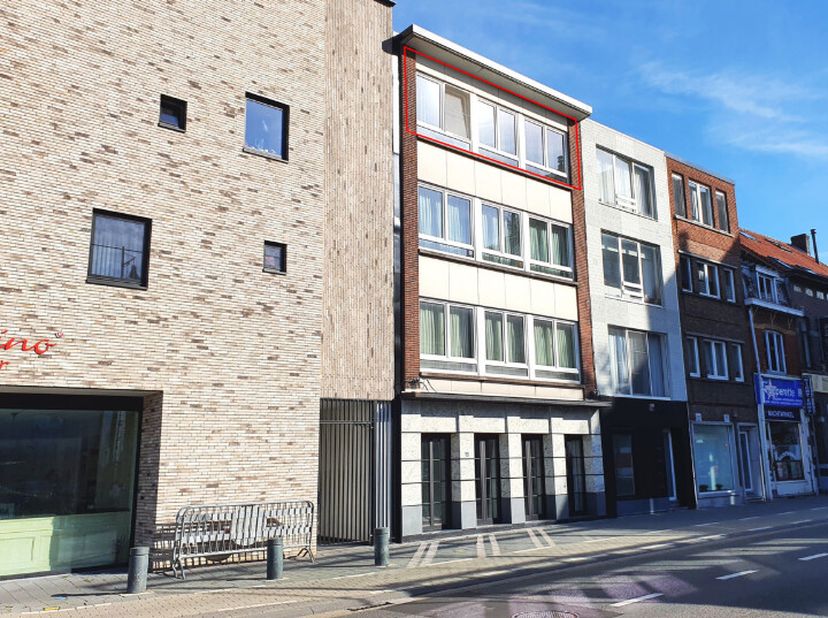 Welkom in dit comfortabele appartement, gesitueerd op de derde verdieping van een kleinschalige residentie aan de Kempische Steenweg. &lt;br /&gt;
Geniet va