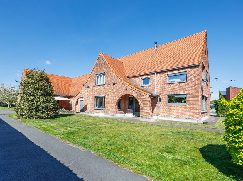 Deze karaktervolle woning, ontstaan uit twee samengevoegde woningen met loods op een perceel van ca. 1.952m², biedt eindeloze mogelijkheden. Mits het