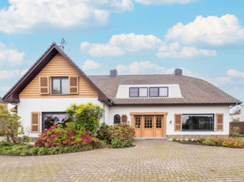 Riante recent gerenoveerde villa met 6 slaapkamers, tuin en dubbele garage met uitzonderlijk groen uitzicht.&lt;br /&gt;
Deze prachtige woning is de ideale