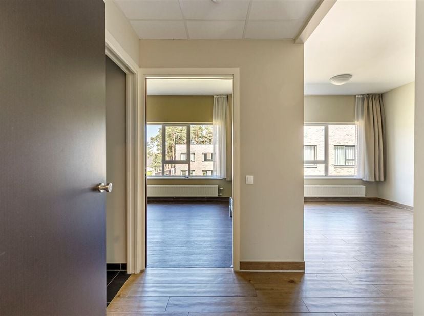 Dit appartement is gelegen in een modern appartementsgebouw in Grobbendonk, dat specifiek ontworpen is voor assistentie woningen. Het gebouw biedt een