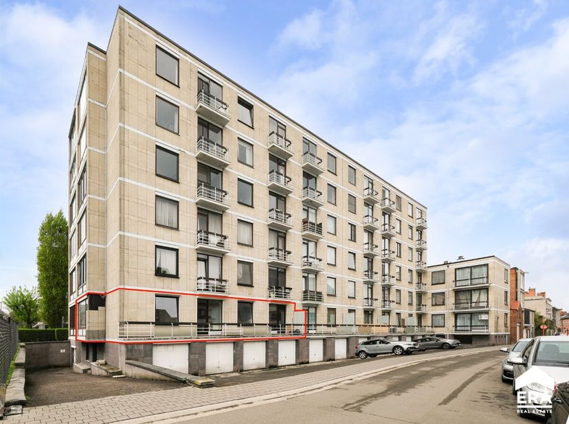 Instapklaar én lichtrijk appartement met 2 slaapkamers, gelegen op enkele minuutjes van het stadscentrum, volledig gerenoveerd in 2025.Voor meer infor