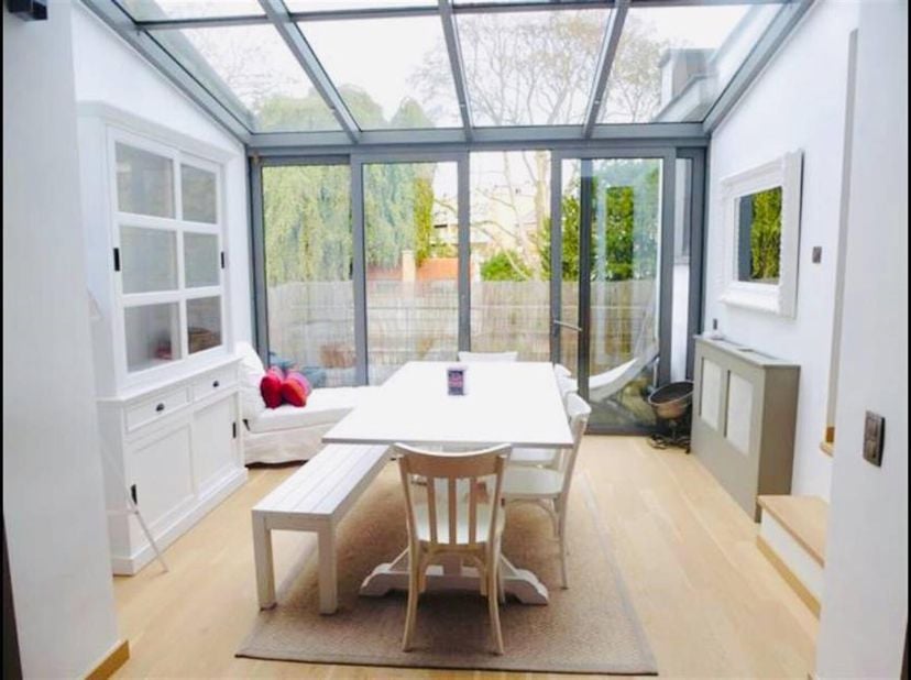 In een statig herenhuis op een steenworp van de Louizalaan en de Vleurgatsesteenweg bevindt zich dit luxueus appartement van ca. 110 m² met 2 slaapkam