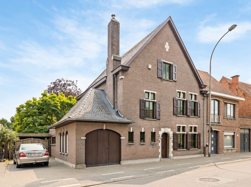 Ben je op zoek naar een ruime woning met karakter, hoogwaardige afwerking en perfect voor een vrij beroep of thuiswerkers die wonen en werken wil comb