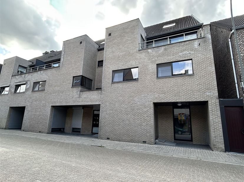 Ce bel appartement spacieux est à louer au coeur de Lommel-Centre.&lt;br /&gt;
L&#039;appartement comprend deux chambres à coucher spacieuses. Le grand salon dég