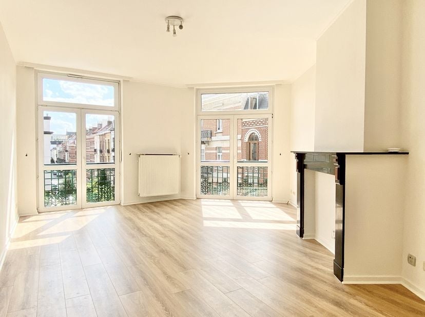 Idéalement situé à Schaerbeek, à proximité du cinquantenaire et des institutions européennes, au 1e étage dun immeuble de 3 étages, nous vous proposon