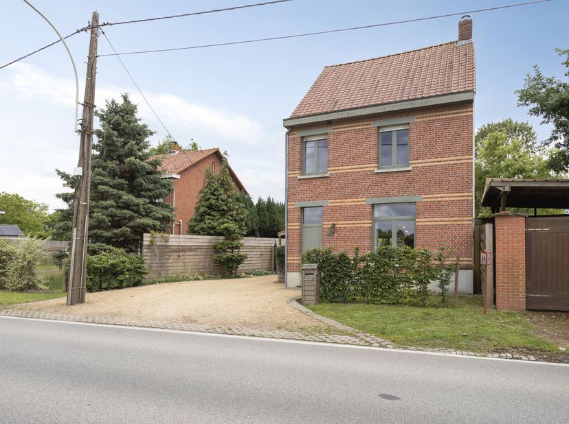 Nous entrons dans la maison par le hall d&#039;entrée, qui dispose de toilettes séparées pour les invités.&lt;br /&gt;
Ensuite, vous vous retrouverez dans un esp